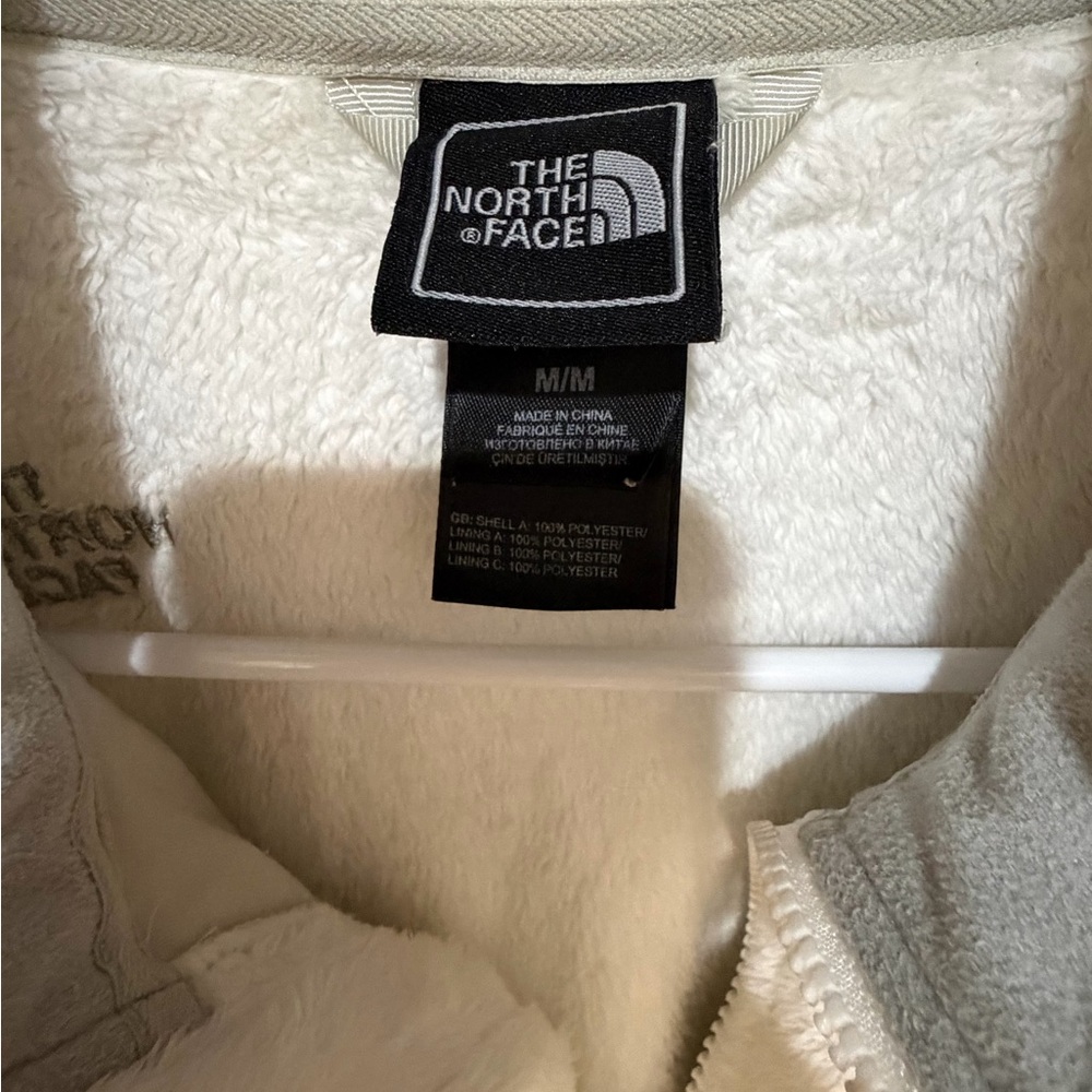 🔥 MAKE OFFER!  Today ONLY The North Face Soft White Plush Ladies Jacket NICE 😊 - Picture 4 of 8